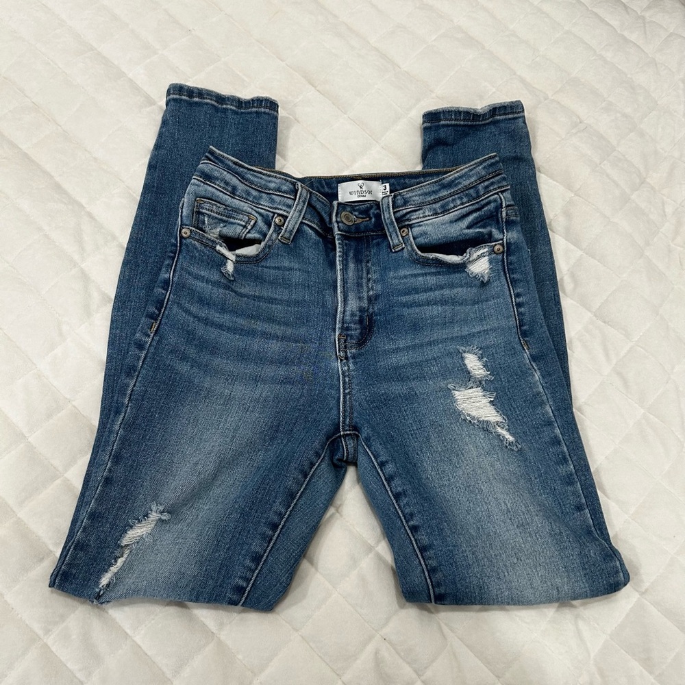 WINDSOR Women’s ripped skinny jeans 
Size: 3 
No flaws ! Great condition